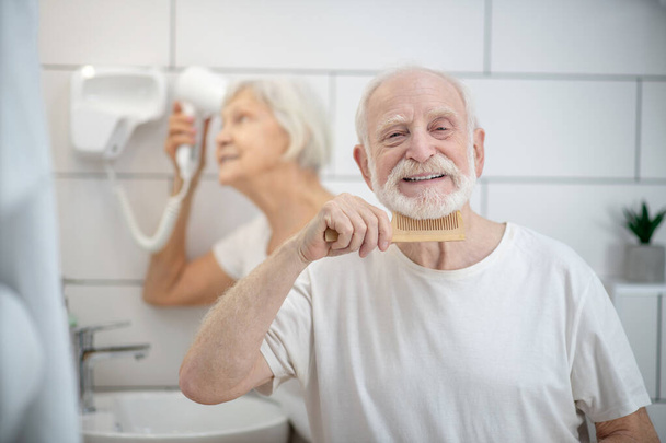 Elderly couple having their morning routine together - Foto, Bild