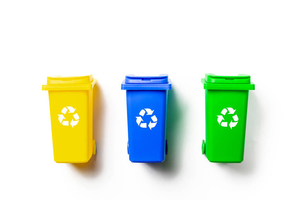 Oddělovací recyklace. Žlutá, zelená, modrá popelnice pro recyklaci plastu, papíru a skla může odpadky izolované na bílém pozadí. Popelnicový kontejner na likvidaci odpadu a šetří životní prostředí - Fotografie, Obrázek