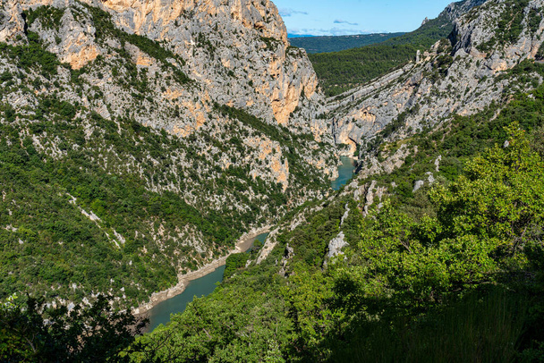 Verdon Gorge, Gorges du Verdon, приголомшливий пейзаж знаменитого каньйону зі звивистою бірюзово-зеленою річкою кольору і високими вапняковими породами у Французьких Альпах, Прованс, Франція. - Фото, зображення