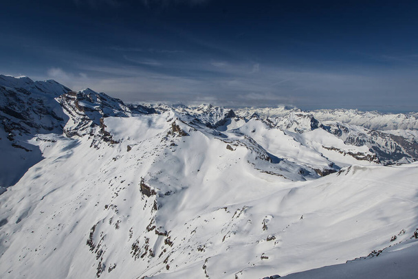 Beautiful alpine panorama on a sunny day from the top of Schilthorn, Switzerland, peak above Murren. Gorgeous landscape in switzerland - Foto, Imagem