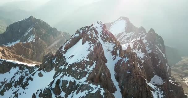 D'énormes montagnes de neige. Vue depuis un drone. - Séquence, vidéo