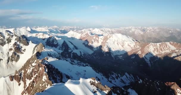 Grandes montañas de nieve. Vista desde un dron. - Imágenes, Vídeo