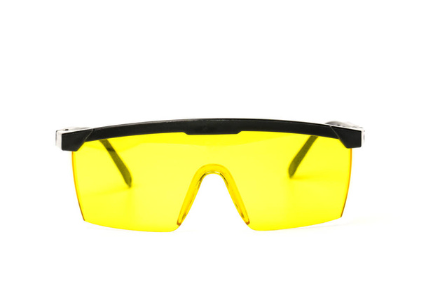 Sárga építési szemüveg elszigetelt fehér háttér - Fotó, kép