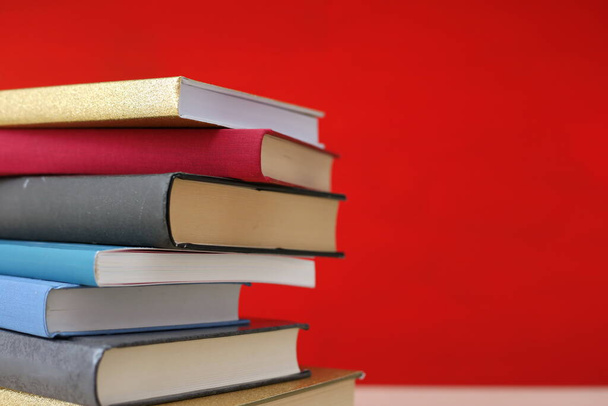 Stapel von Büchern auf rotem Hintergrund - Foto, Bild