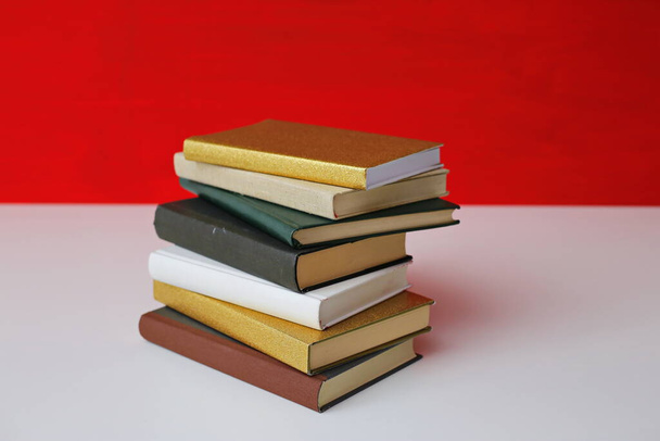 pila de libros sobre fondo rojo - Foto, Imagen