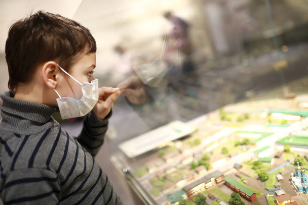 Child examines model of city in museum - Foto, Bild