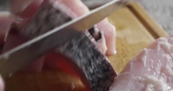 Corte de peixe fresco em pedaços close-up. - Filmagem, Vídeo