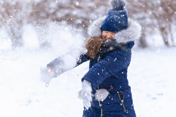 niña jugando con nieve en invierno al aire libre y divertirse en invierno nevado - Foto, Imagen