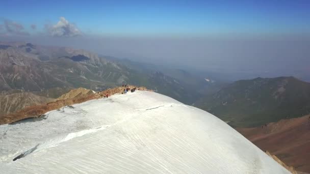 Enormes grietas en el glaciar en la cima del pico - Imágenes, Vídeo