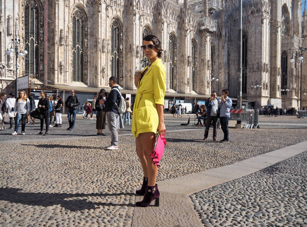 Blogueiro de moda posando para fotógrafos antes do desfile GENNY, durante a primavera / verão da Semana da Moda de Milão, em setembro, em Milão - Foto, Imagem