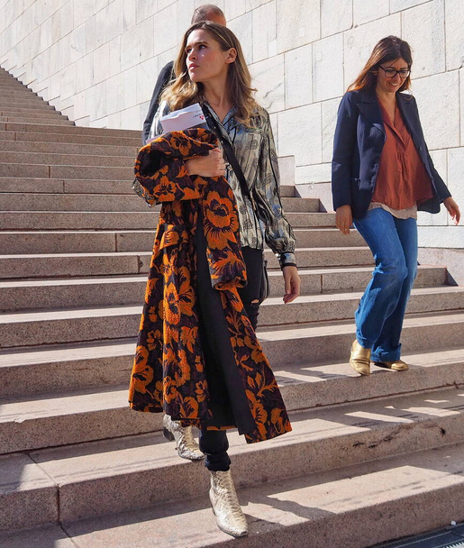 Fashion blogger street style outfit po pokazie mody GENNY, podczas Mediolańskiego Tygodnia Mody wiosna-lato 2018 23 września 2017 w Mediolanie.  - Zdjęcie, obraz