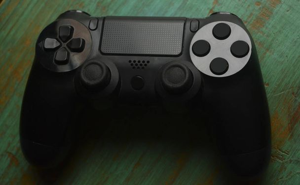 ビデオゲームコントロールヴィンテージグリーンの背景に黒。ダブルコマンドトップボタンとトリガーで - 写真・画像