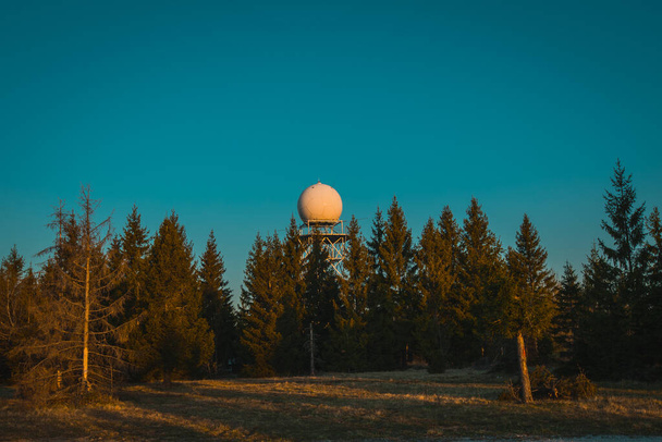 Широкий обзор дождевого радара или метеорологического доплеровского радара для измерения осадков ранним утром во время восхода солнца на холме Пася Раван в Словении - Фото, изображение