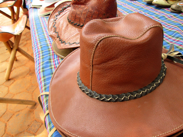 Sombreros en venta en el mercado
 - Foto, Imagen