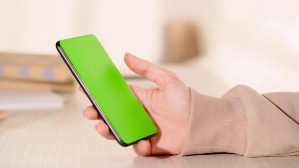 περικοπή άποψη της γυναίκας χρησιμοποιώντας smartphone με πράσινη οθόνη  - Πλάνα, βίντεο