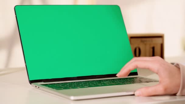 vue recadrée de la femme en utilisant un ordinateur portable avec écran vert - Séquence, vidéo
