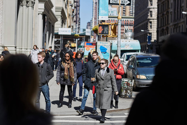 New York City con la gente che sta andando al lavoro - Foto, immagini