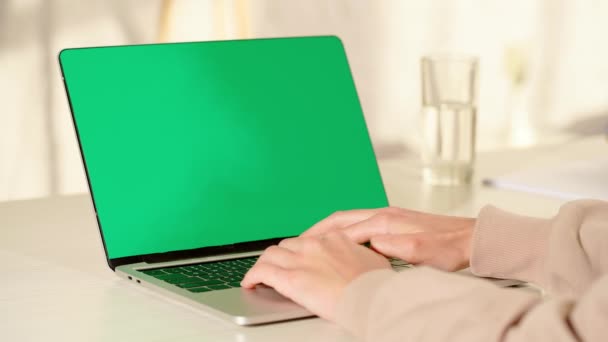 περικοπή προβολής της γυναίκας δακτυλογράφησης σε φορητό υπολογιστή με πράσινη οθόνη  - Πλάνα, βίντεο