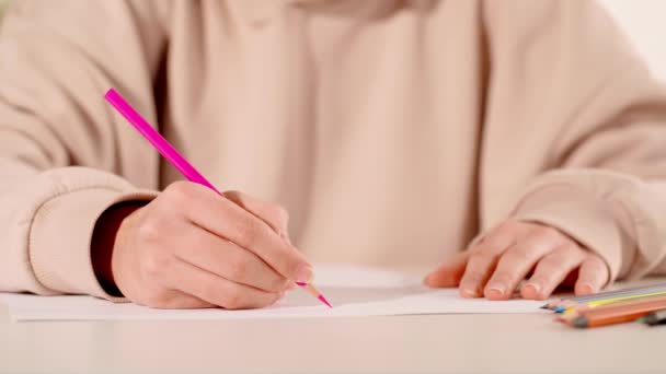 visão recortada de mulher desenho com lápis rosa sobre papel - Filmagem, Vídeo