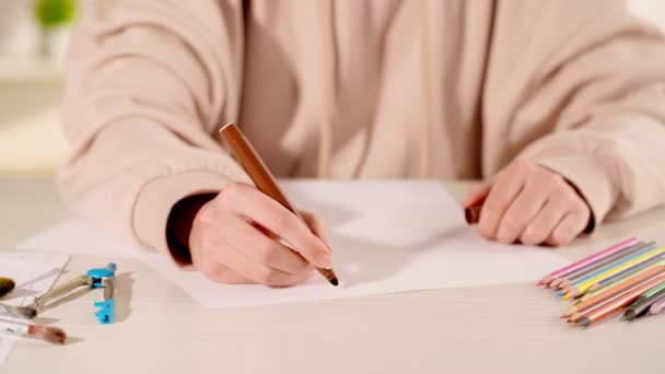 Обрезанный вид женщины, рисующей слово на бумаге войлочной ручкой - Кадры, видео