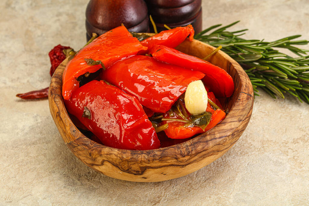 Маринованный красный перец со специями - Фото, изображение
