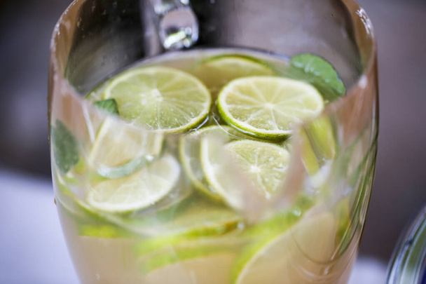 Carafe alkoholos aperitiffel citromszelettel. Kiváló minőségű fénykép - Fotó, kép