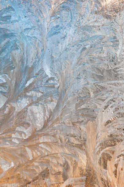 gekleurd frosty patroon op het venster winter - Foto, afbeelding