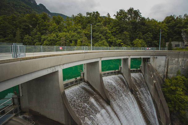 Moste enerji santrali veya su deposu barajından su sızdırıyor.. - Fotoğraf, Görsel