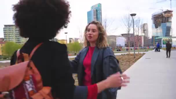 Naiset ystävien kokous ulkona kaupungissa yläfemma juhlii tiimityötä ja menestystä - Materiaali, video
