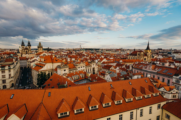 Prag, Çek Cumhuriyeti - 28 Eylül 2015: Leydi Tyn Kilisesi ve Prag Panoraması. Çek Cumhuriyeti 'nin başkenti - Fotoğraf, Görsel