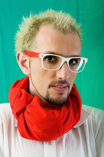 muž s červeným šátkem barevné pozadí - Fotografie, Obrázek
