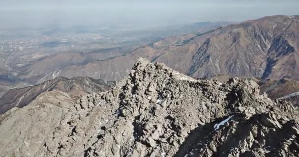 Blick von oben auf eine Touristengruppe auf einem Gipfel - Filmmaterial, Video