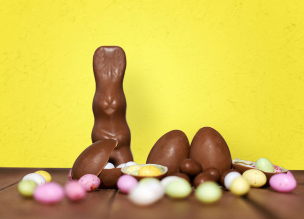 chocolate eggs, easter bunny and candies on wood - Valokuva, kuva