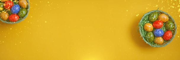 Banner para la tarjeta de Pascua. Composición plana con huevos de Pascua sobre fondo amarillo. Vista superior - Foto, Imagen