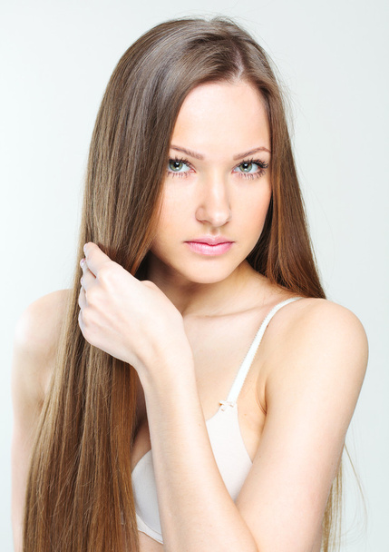 όμορφη νεαρή γυναίκα με το κομψό καιρό λαμπερά μαλλιά - Φωτογραφία, εικόνα