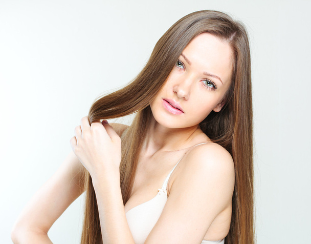 Kaunis nuori nainen elegantti pitkä kiiltävät hiukset
 - Valokuva, kuva