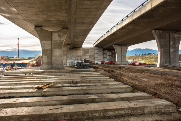 Construção de uma ponte nas obras de ampliação da estrada circular em Segóvia (Espanha)) - Foto, Imagem