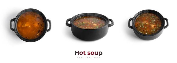 Gorąca zupa w czarnym garnku odizolowana na białym tle. Wysokiej jakości zdjęcie - Zdjęcie, obraz