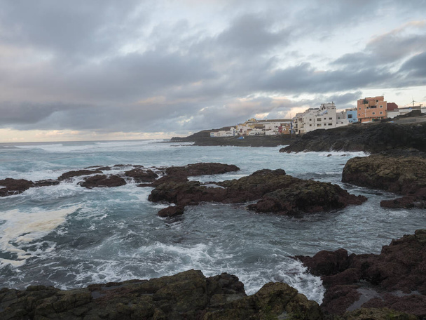 Piscina de mar natural Los Charcones de Banaderos con olas del océano atlántico durante la puesta del sol, Gran Canaria, Islas Canarias, España - Foto, Imagen