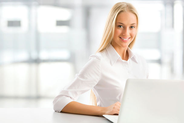Young business woman using laptop at office - Foto, afbeelding