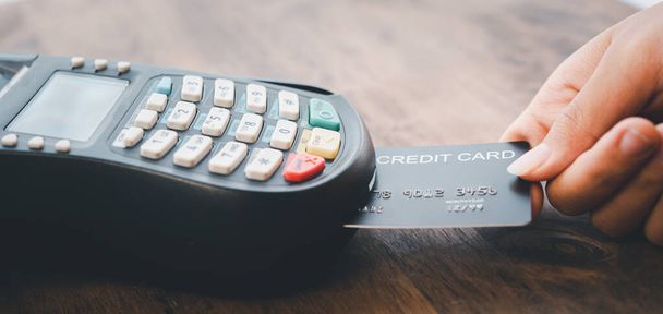 Оплата кредитною карткою, купівля та продаж продуктів за допомогою машини для прослуховування кредитних карток
 - Фото, зображення