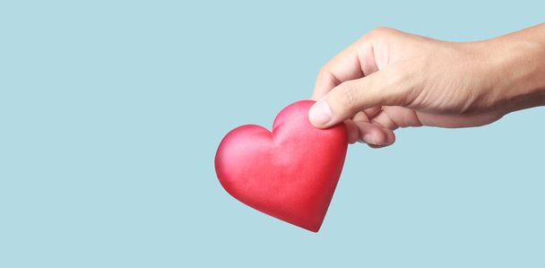 Mãos a segurar um coração vermelho. conceitos de doação de saúde cardíaca - Foto, Imagem