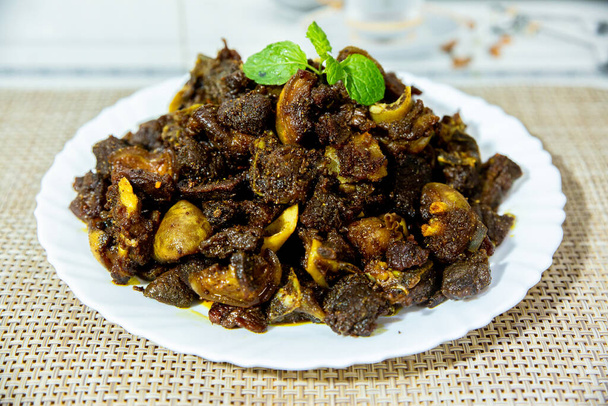Köstliche indische Hammelbraten im nepalesischen Stil, trockenes Bratenfleisch, Dashain Special Hammelbraten Rezept. Selektives Fokusfoto. - Foto, Bild