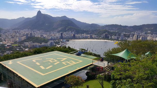 Вид с воздуха на Рио-де-Жанейро с взлетно-посадочной полосы на сахарный рулет. - Фото, изображение