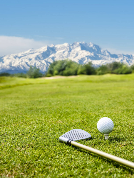 pelota de golf con palo de golf con el Monte Rosa en el fondo - Foto, imagen