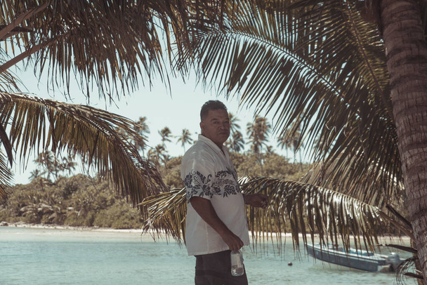 Rarotonga, Ilha Cook, 09 de maio de 2019: As pessoas desfrutam de suas férias na ilha paradisíaca de Rarotonga, o lugar mais famoso da Ilha Cook com seu mar azul e areia branca. - Foto, Imagem