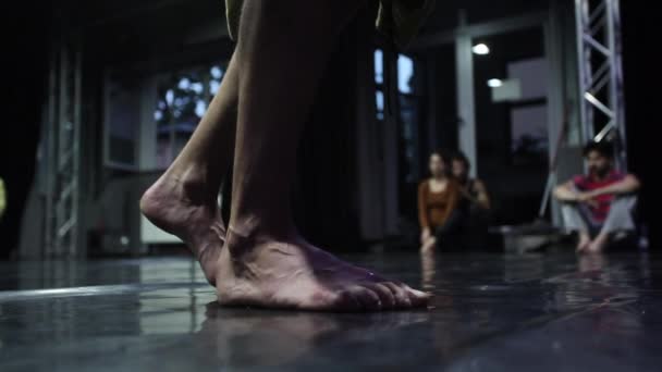 Zbliżenie tancerza kroki w zwolnionym tempie - Materiał filmowy, wideo