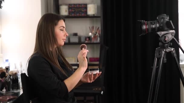 Profese tvoří umělkyně recenzující kosmetické výrobky na video blogu v beauty studiu. Žena používat kroužek lampa - Záběry, video