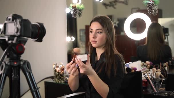Profissão compõem artista mulher revisando produtos de beleza em um blog de vídeo no estúdio de beleza. Lâmpada anel de uso feminino - Filmagem, Vídeo