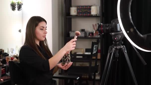 Молода красива жінка та професійна красуня створюють художній відеоблогер для запису гриму в студії Beuty, щоб поділитися на веб-сайті або в соціальних мережах. Блогер використовує цифрову камеру на тринозі та кільцевій лампі
 - Кадри, відео